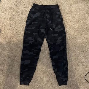 Size 4 lulu scuba joggers, camo